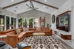 Smart TV, fireplace, stereo