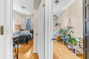 2 habitaciones, tabla de planchar con plancha, wifi y ropa de cama