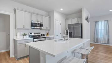 Køleskab, mikrobølgeovn, ovn, kogeplade