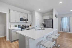 雪櫃、微波爐、焗爐、爐具