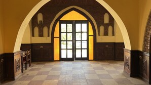 Un arco de entrada con suelo a cuadros que conduce a un interior luminoso.