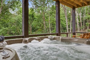 Outdoor spa tub - Luxury Mountain Getaway ⛰️ Walkout Balconies ⭐️Outdoor Fireplace ⭐️ BigTime Game Rm (Blue Ridge)