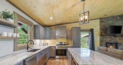 New Luxury Cabin â°ïž Outdoor Fireplace đ HotTub đWalkoutBalcony đ Fall Colors! đ