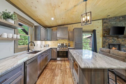 New Luxury Cabin ⛰️ Outdoor Fireplace 🌟 HotTub 🌟WalkoutBalcony 🌟 Fall Colors! 🍁