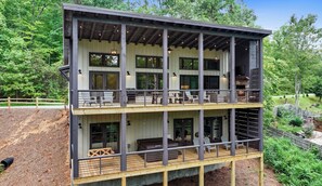 Exterior - Luxury Mountain Getaway ⛰️ Walkout Balconies   ⭐️Outdoor Fireplace ⭐️ Bigtime Hot Tub (Blue Ridge)