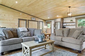 Smart TV, fireplace, video games - Luxury Mountain Getaway ⛰️ Walkout Balconies ⭐️Outdoor Fireplace ⭐️ Bigtime Hot Tub (Blue Ridge)