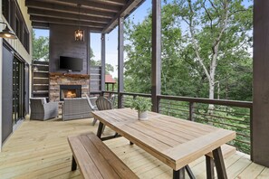 Outdoor dining - Luxury Mountain Getaway ⛰️ Walkout Balconies ⭐️Outdoor Fireplace ⭐️ Bigtime Hot Tub (Blue Ridge)