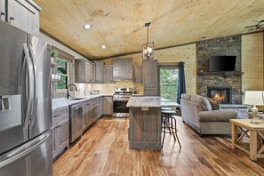 Fridge, microwave, oven, stovetop - Luxury Mountain Getaway ⛰️ Walkout Balconies ⭐️Outdoor Fireplace ⭐️ Bigtime Hot Tub (Blue Ridge)