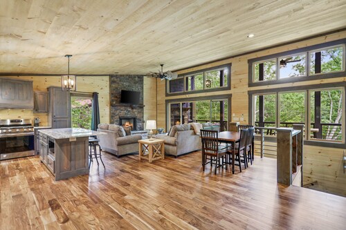 Luxury Mountain Getaway ⛰️ Walkout Balconies ⭐️Outdoor Fireplace ⭐️ Bigtime Hot Tub