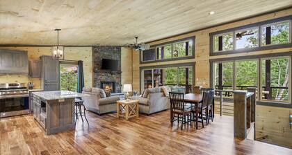 Luxury Mountain Getaway ⛰️ Walkout Balconies ⭐️Outdoor Fireplace ⭐️ Bigtime Hot Tub