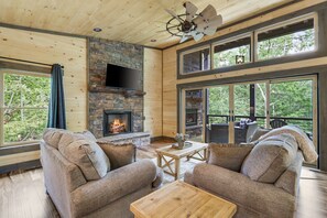 Smart TV, fireplace, video games - Luxury Mountain Getaway ⛰️ Walkout Balconies ⭐️Outdoor Fireplace ⭐️ Bigtime Hot Tub (Blue Ridge)