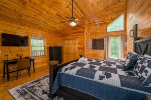 4 bedrooms, desk, iron/ironing board, travel crib - 10 Min to Dollywood! Christmas Time in the Smokies (Pigeon Forge)