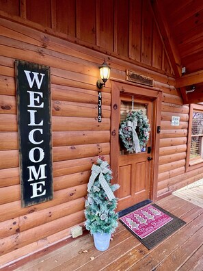 Exterior detail - 10 Min to Dollywood! Christmas Time in the Smokies (Pigeon Forge)