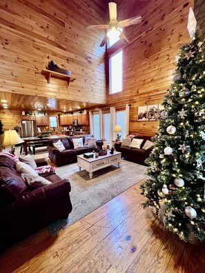 Smart TV, fireplace, video games, DVD player - 10 Min to Dollywood! Christmas Time in the Smokies (Pigeon Forge)