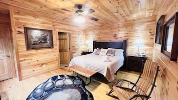 4 habitaciones, escritorio y tabla de planchar con plancha