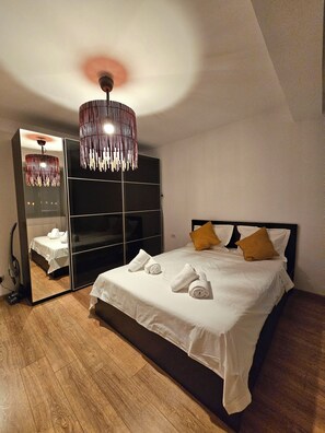 1 Schlafzimmer, Schreibtisch, Bügeleisen/Bügelbrett, Reisekinderbett