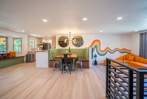 Un intérieur moderne comprenant un coin repas, une cuisine et un espace de vie.