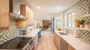 Køleskab, mikrobølgeovn, ovn, kogeplade