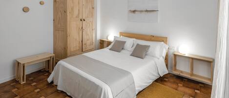 4 bedrooms, iron/ironing board, travel cot, WiFi