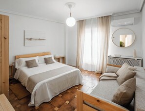 4 chambres, fer et planche à repasser, lit de bébé portatif, Wi-Fi