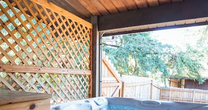 Cozy haven with hot tub & AC near Bangor base and hospital in Silverdale