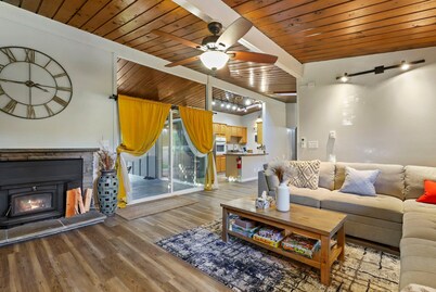 Cozy haven with hot tub & AC near Bangor base and hospital in Silverdale