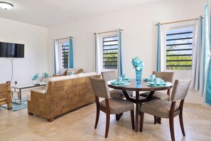 Dining - Azure at Bayview - Perfect for a guest or couple and near to Shoal Bay Beach! (Shoal Bay)