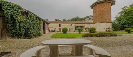 تناول الطعام بالخارج