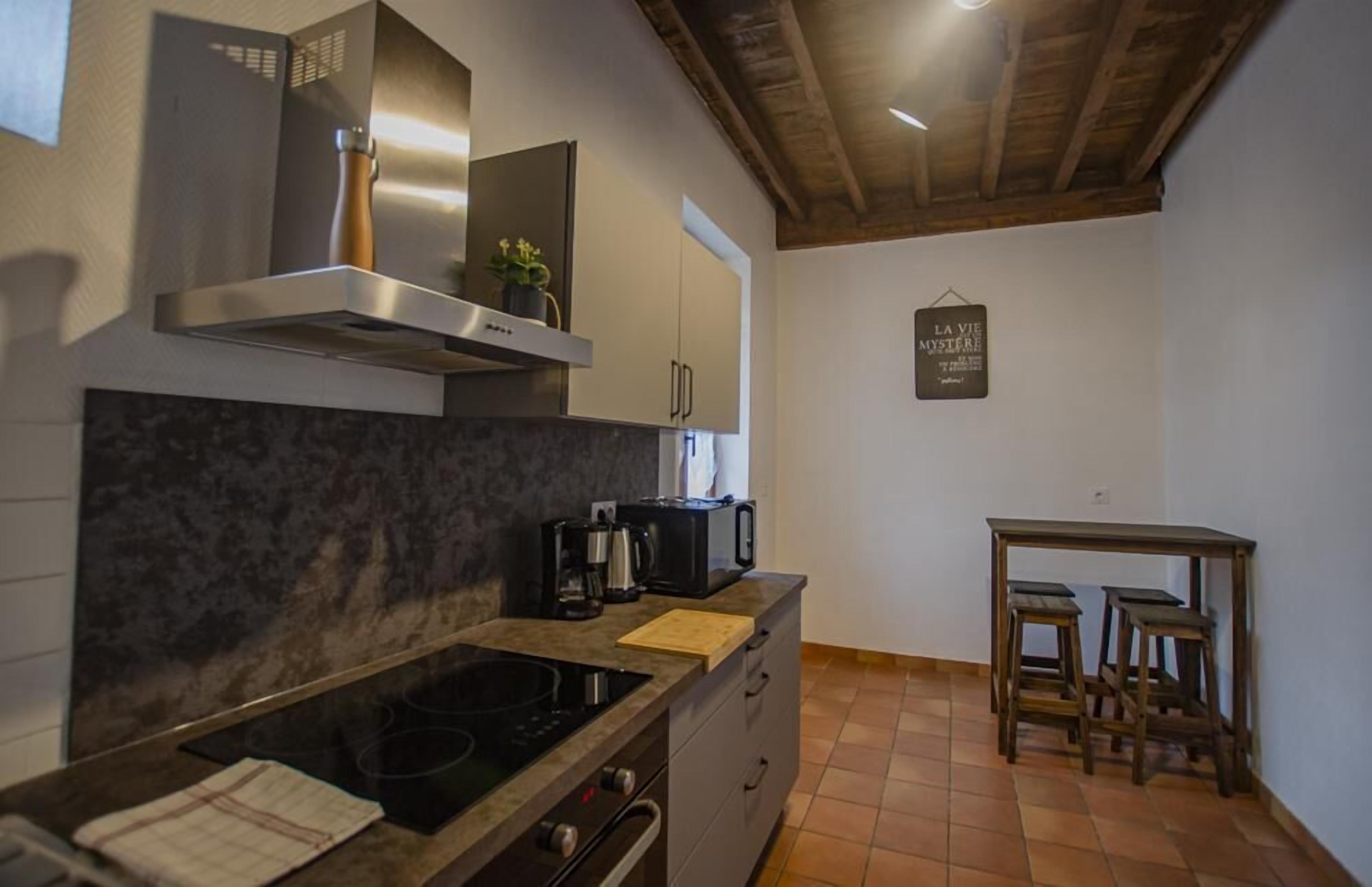 Micro-ondes, lave-vaisselle, chaise haute