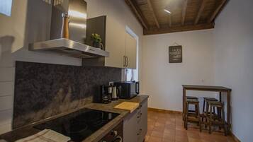 Micro-ondes, lave-vaisselle, chaise haute