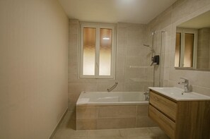 Bathtub, towels