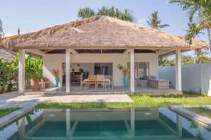 Outdoor dining - Villa Alang Alang with private Pool & Garden (Selong Belanak)
