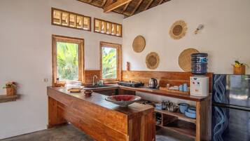 Fridge, stovetop, coffee/tea maker, electric kettle