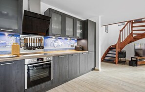 Kjøleskap, kokeplater, oppvaskmaskin og kaffetrakter/tekoker