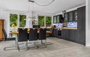 Kylskåp, mikrovågsugn, spishäll och diskmaskin