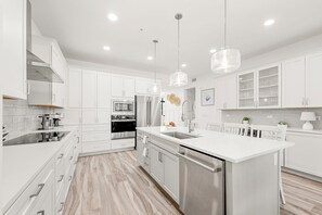 Geladeira, micro-ondas, fogão, cooktop