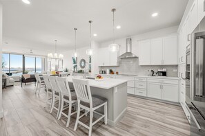 Køleskab, mikrobølgeovn, ovn, kogeplade