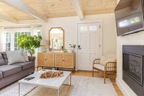 Smart-TV, Kamin, Bücher