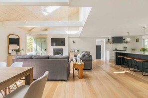 Een smart-tv, een open haard en boeken