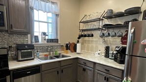 Private kitchen - Cupcake House: Cute and Cozy Getaway (Montgomery)