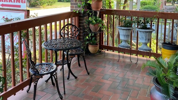 Outdoor dining - Cupcake House: Cute and Cozy Getaway (Montgomery)