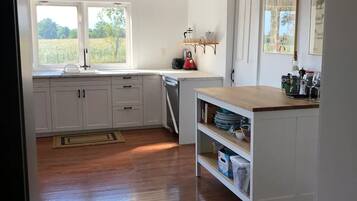 Fridge, oven, stovetop, dishwasher