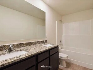 Séchoir à cheveux, serviettes fournies, savon, shampooing