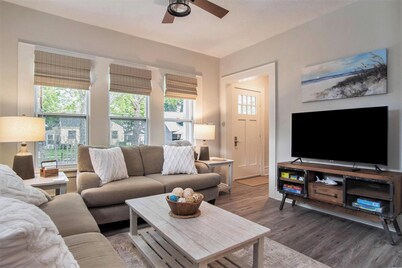Palmer House Retreat: Minutes from Downtown Muskegon & Lake Michigan