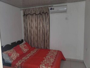 2 bedrooms, iron/ironing board, WiFi, bed sheets - Savagem Furnished Apartment (Freetown)