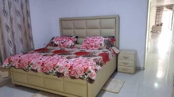 2 dormitoris, planxa i posts de planxar, wifi i roba de llit