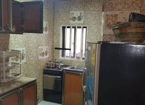 Private kitchen - Savagem Furnished Apartment (Freetown)