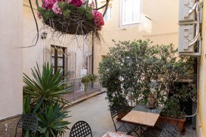 Outdoor dining - GuestHost - Cozy flat of 70 sqm, for 2 people, located on the ground floor of a historic building (some steps to access). The property is located in the heart of Ortigia (Restricted-Traffic Area), a few steps from the main attractions of the historic cen (Siracusa)