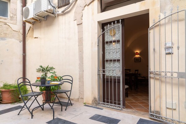 Outdoor dining - The Arches of Ortigia - Cala Rossa Cozy Apartment (Siracusa)