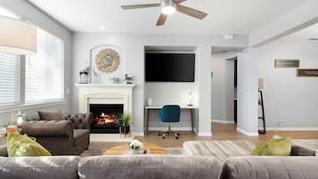 Smart-TV, Kamin, Bücher